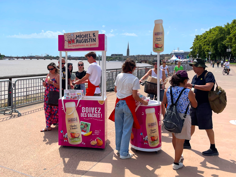 Dispositif sampling street marketing imaginé par STRADA Marketing pour la marque Michel et Augustin