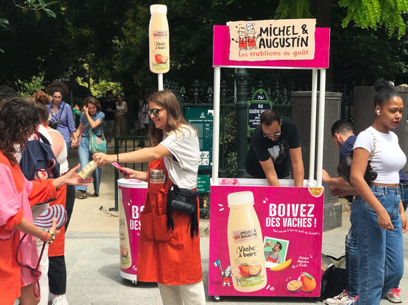 Dispositif sampling street marketing imaginé par STRADA Marketing pour la marque Michel et Augustin